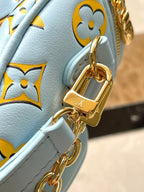 MINI-BAUGTASCHE 17 IN HIMMELGELB MONOGRAMM KALBSLEDER GOLDENE BESCHLÄGE