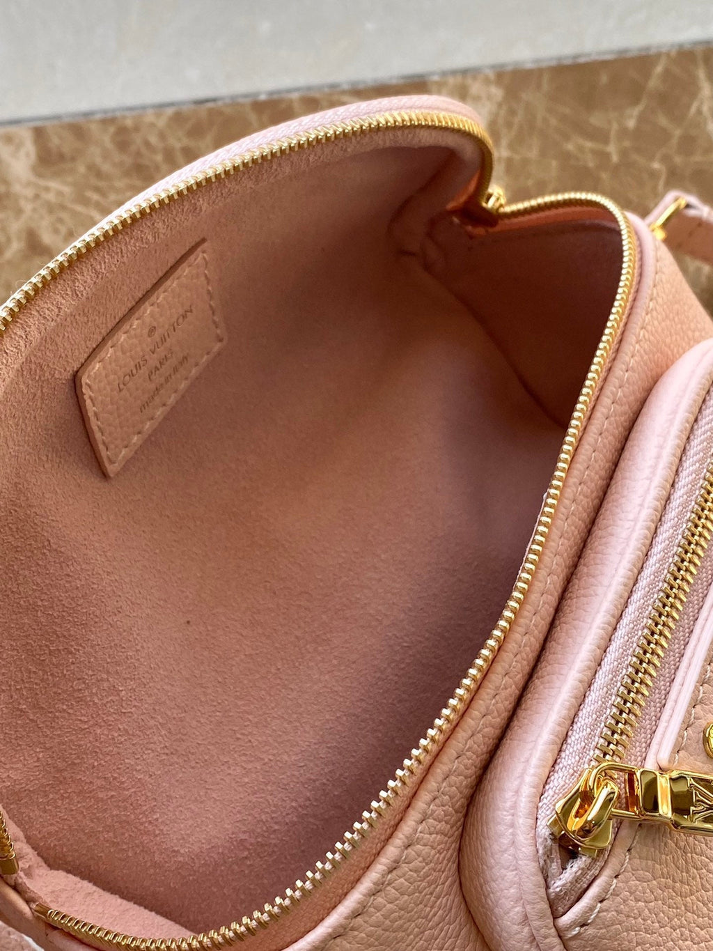 MINI-BAUGTASCHE 17 IN FARADIENT-ROSA MONOGRAMM EMPREINTE LEDER GOLDENE BESCHLÄGE