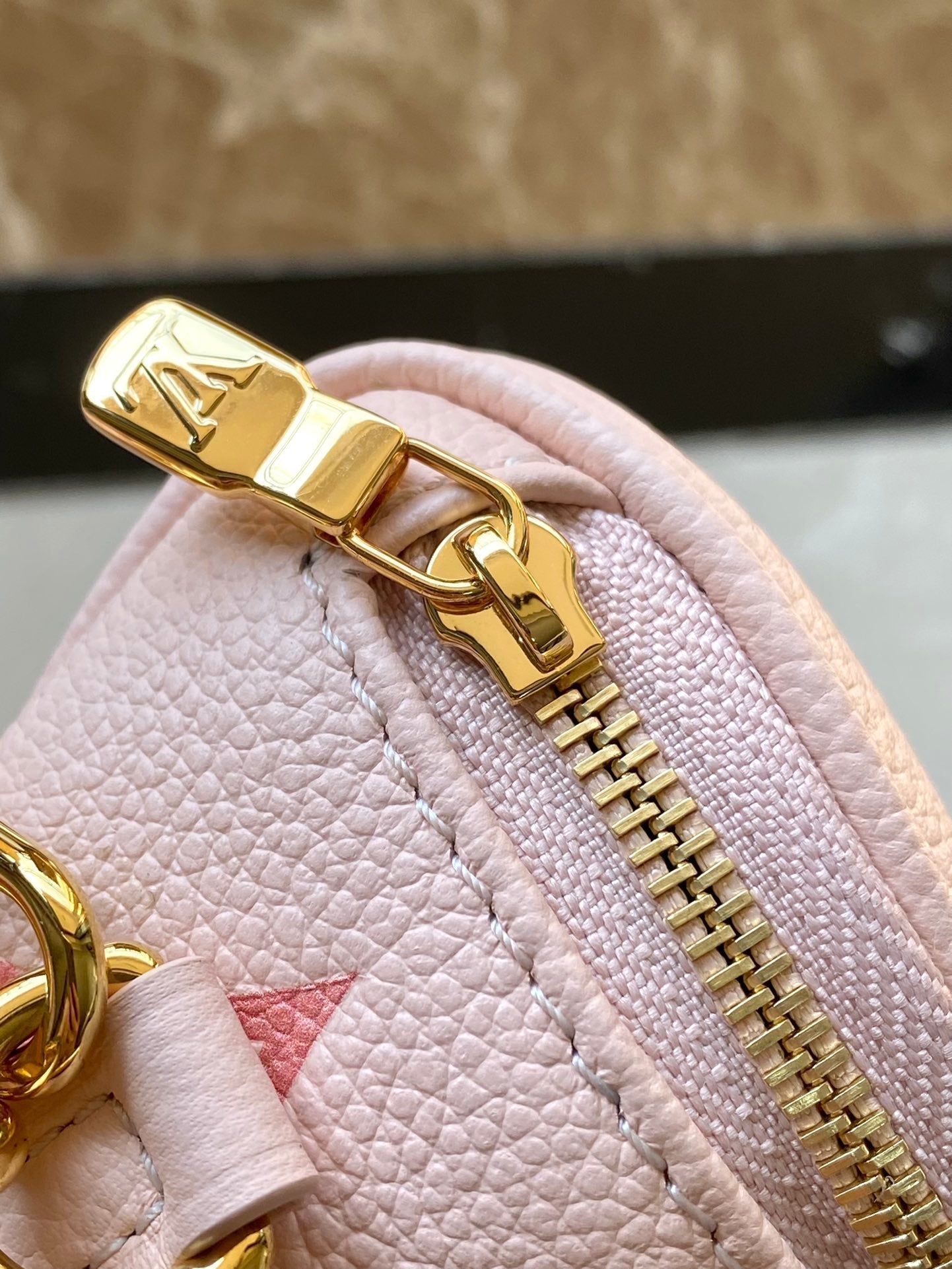 MINI-BAUGTASCHE 17 IN FARADIENT-ROSA MONOGRAMM EMPREINTE LEDER GOLDENE BESCHLÄGE