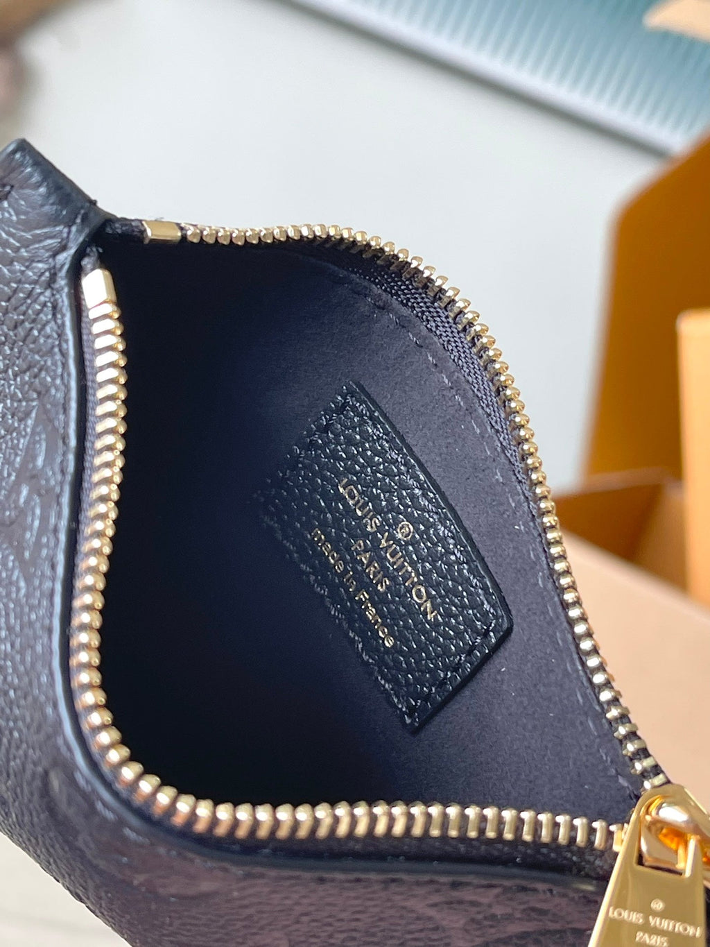 Bundle 28 in schwarzem Monogramm Empreinte Leder goldene Beschläge