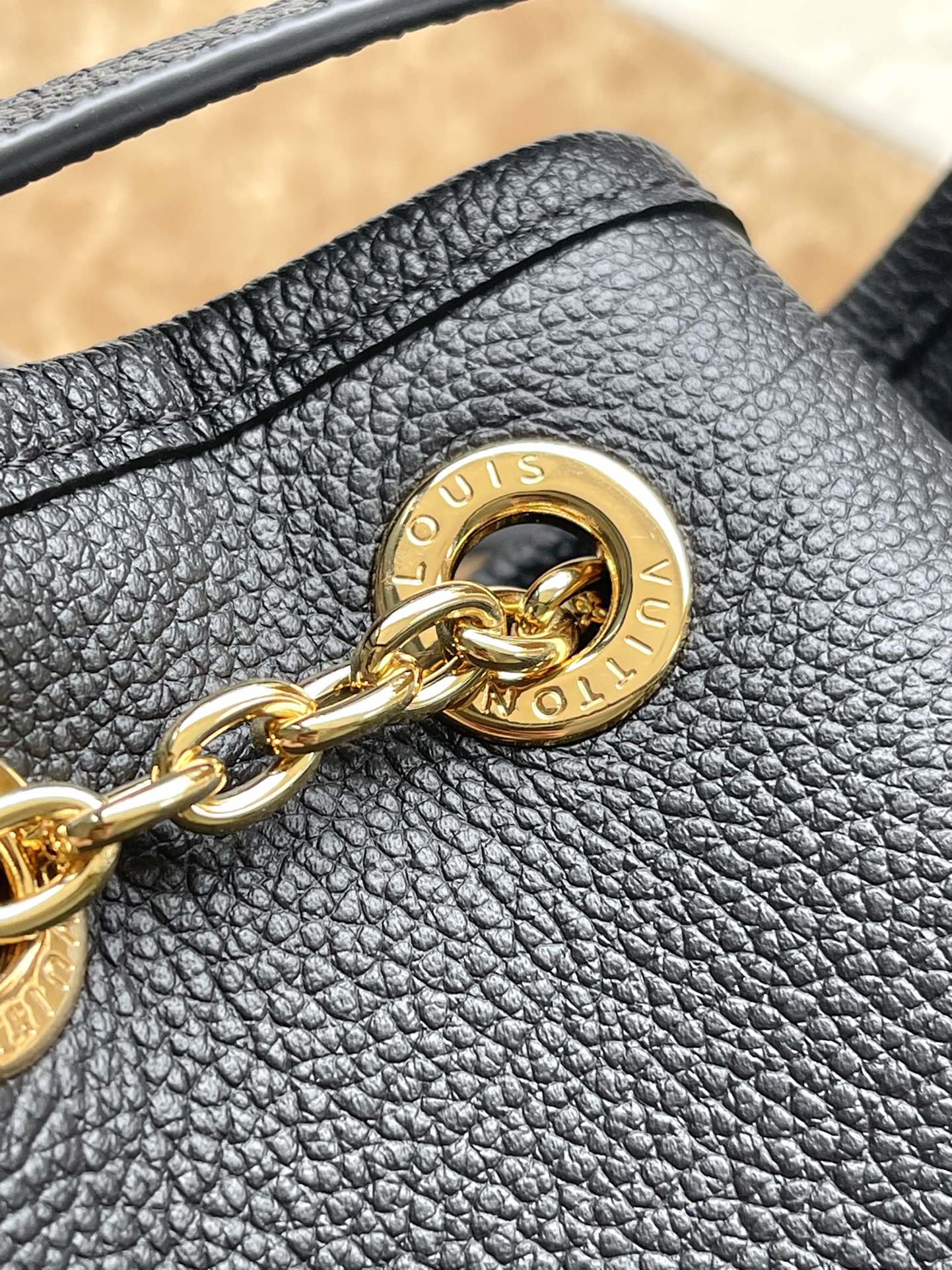 Bundle 28 in schwarzem Monogramm Empreinte Leder goldene Beschläge