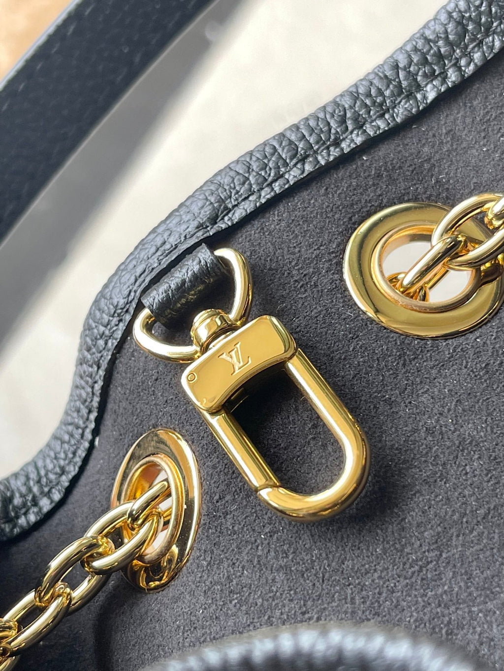 Bundle 28 in schwarzem Monogramm Empreinte Leder goldene Beschläge