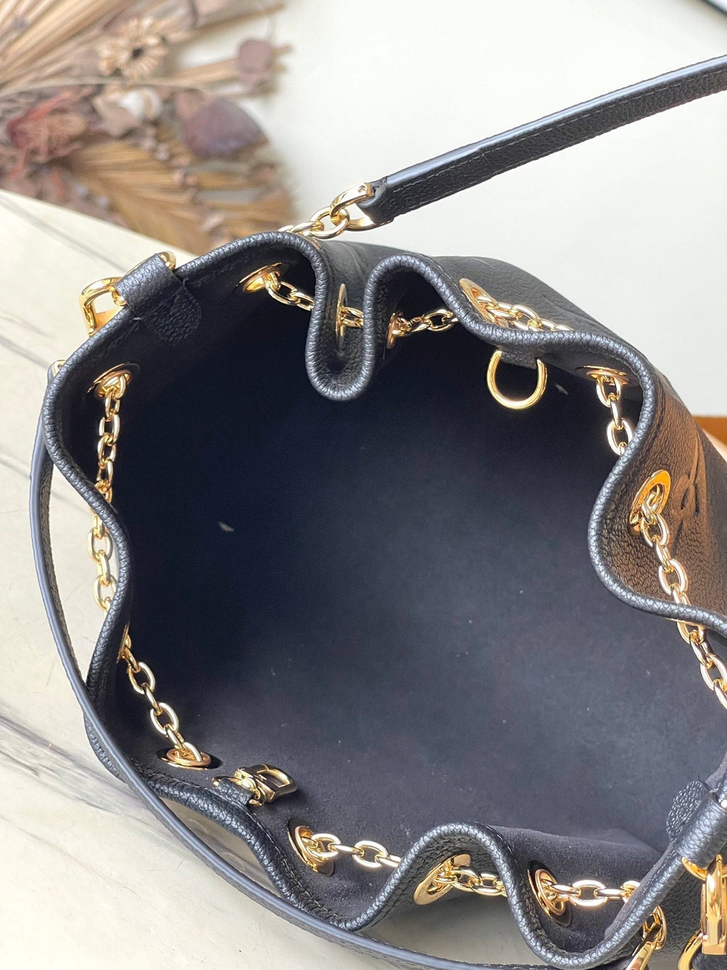 Bundle 28 in schwarzem Monogramm Empreinte Leder goldene Beschläge