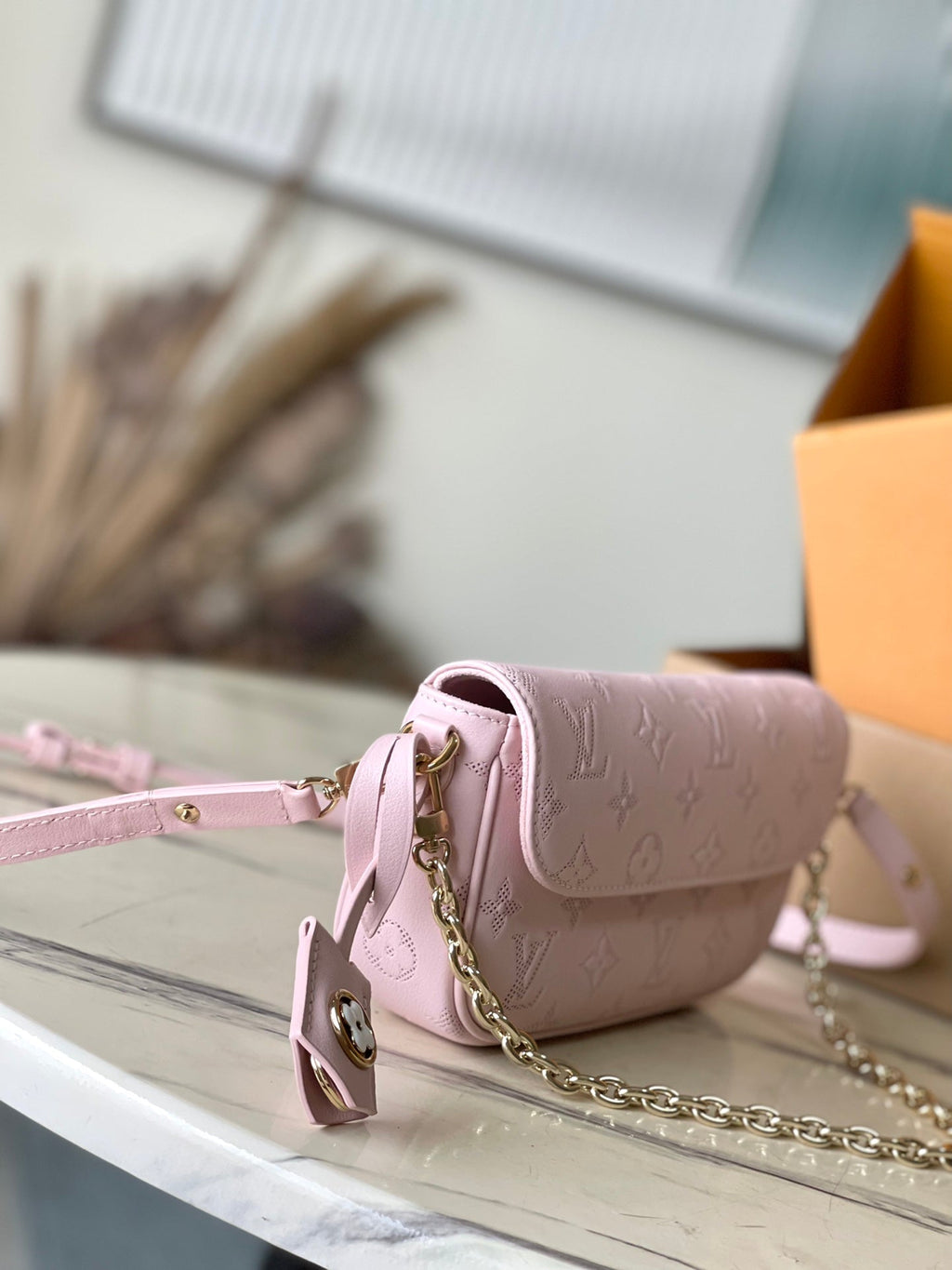 Wallet on Chain IVY 23 in Hellrosa, Monogramm, perforiertes Kalbsleder, goldene Beschläge