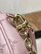 Wallet on Chain IVY 23 in Hellrosa, Monogramm, perforiertes Kalbsleder, goldene Beschläge