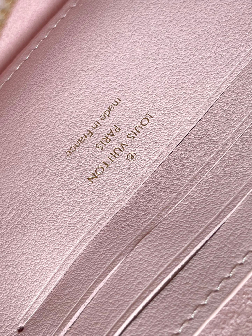 Wallet on Chain IVY 23 in Hellrosa, Monogramm, perforiertes Kalbsleder, goldene Beschläge