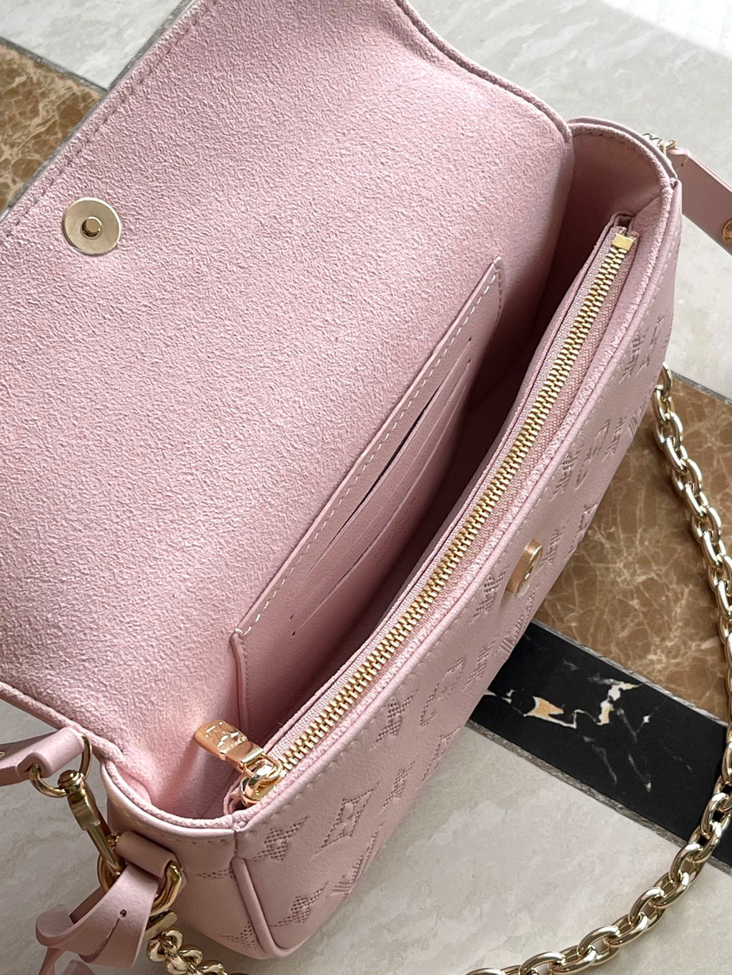 Wallet on Chain IVY 23 in Hellrosa, Monogramm, perforiertes Kalbsleder, goldene Beschläge