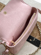 Wallet on Chain IVY 23 in Hellrosa, Monogramm, perforiertes Kalbsleder, goldene Beschläge