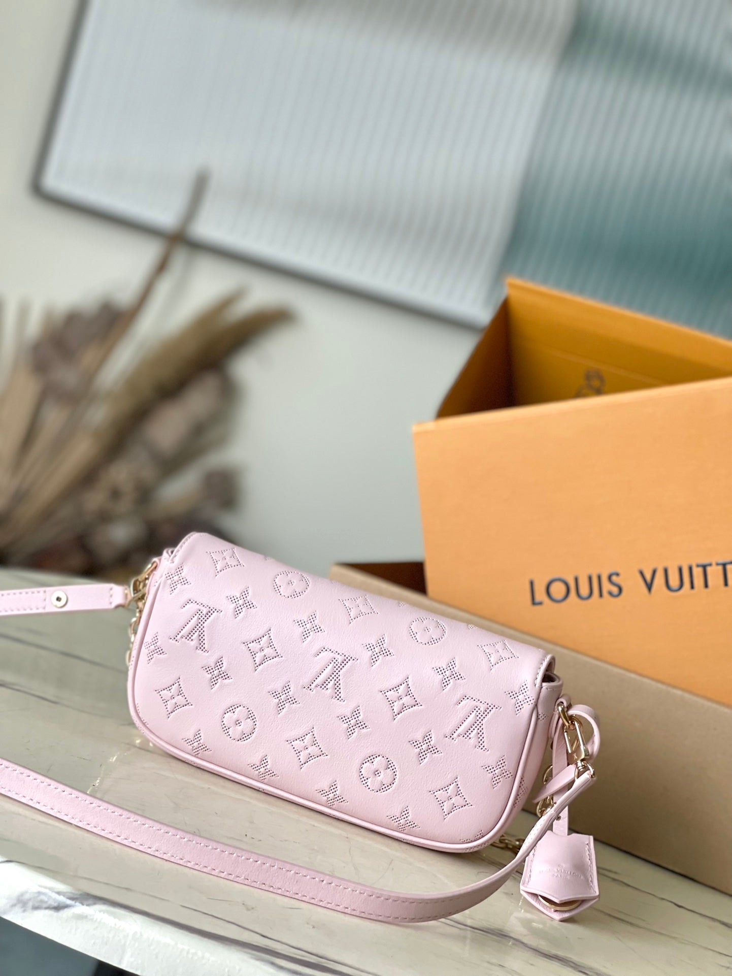 Wallet on Chain IVY 23 in Hellrosa, Monogramm, perforiertes Kalbsleder, goldene Beschläge