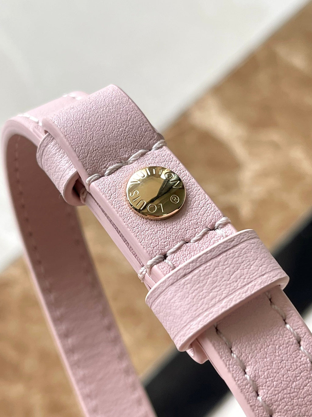 Wallet on Chain IVY 23 in Hellrosa, Monogramm, perforiertes Kalbsleder, goldene Beschläge