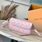 Wallet on Chain IVY 23 in Hellrosa, Monogramm, perforiertes Kalbsleder, goldene Beschläge