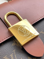 LOCKY BB 20 IN BRAUNER MONOGRAMM-CANVAS UND GLATTEM KALBSLEDER MIT GOLDENER SCHNALLE