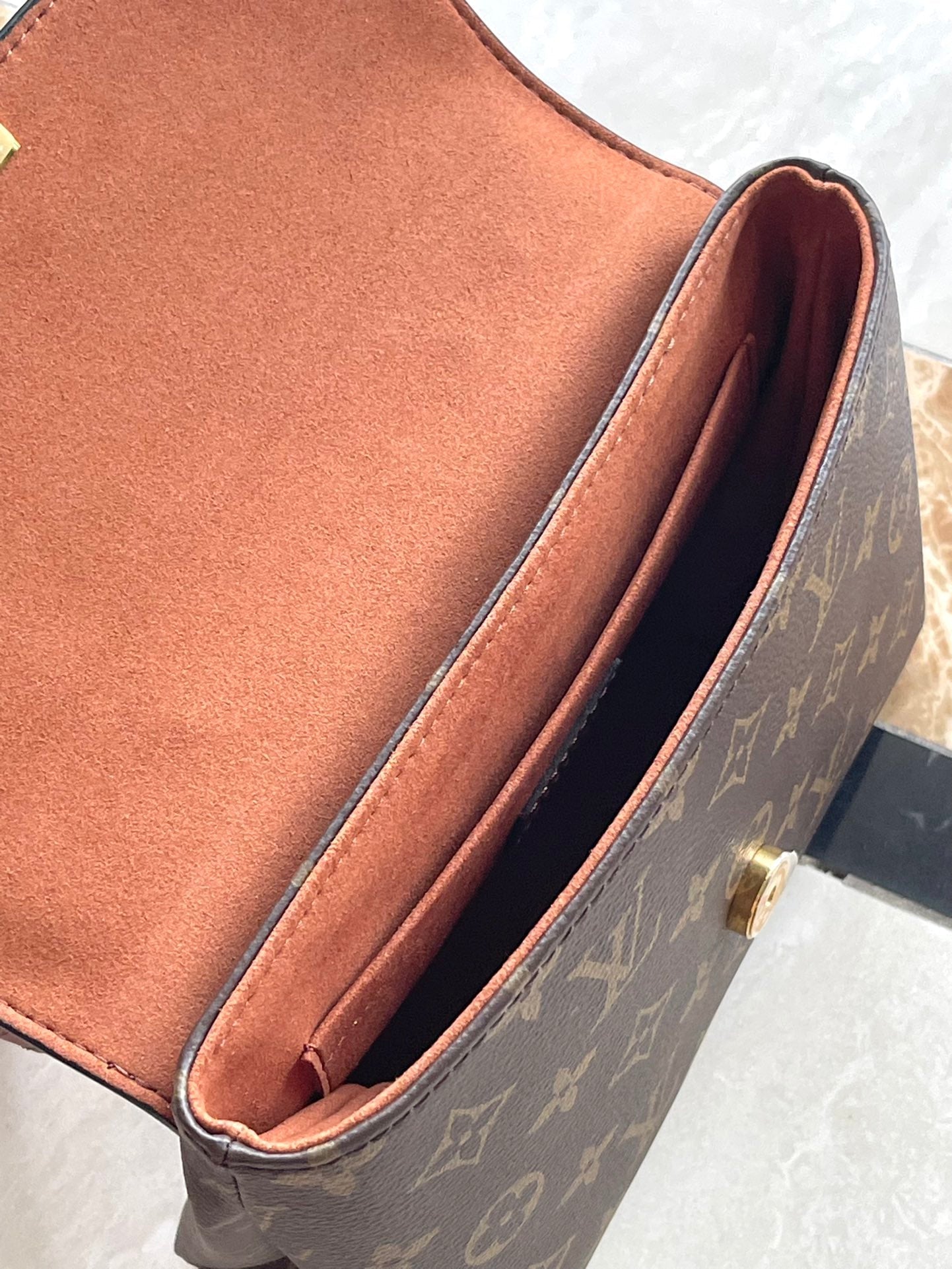 LOCKY BB 20 IN BRAUNER MONOGRAMM-CANVAS UND GLATTEM KALBSLEDER MIT GOLDENER SCHNALLE