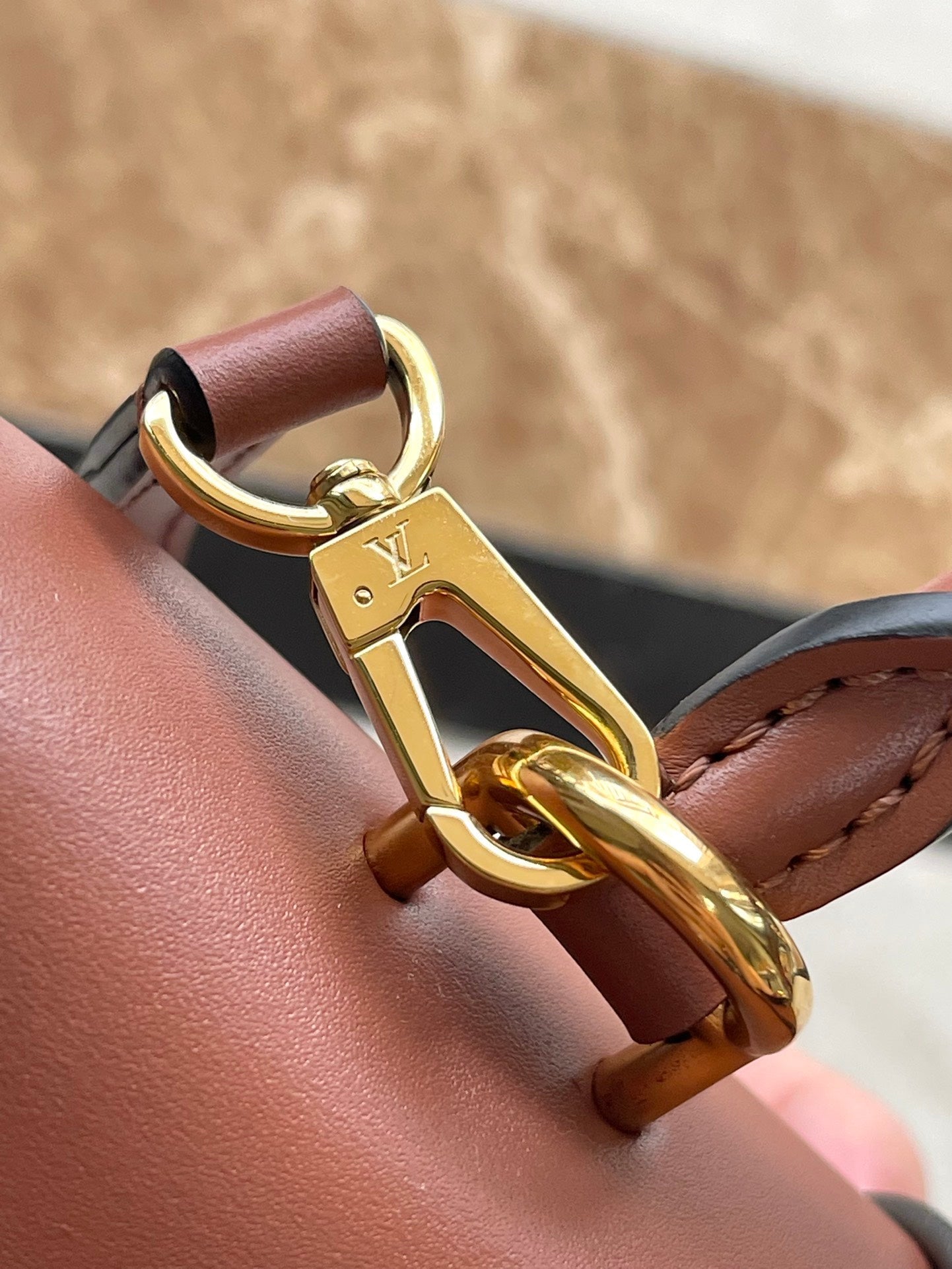 LOCKY BB 20 IN BRAUNER MONOGRAMM-CANVAS UND GLATTEM KALBSLEDER MIT GOLDENER SCHNALLE