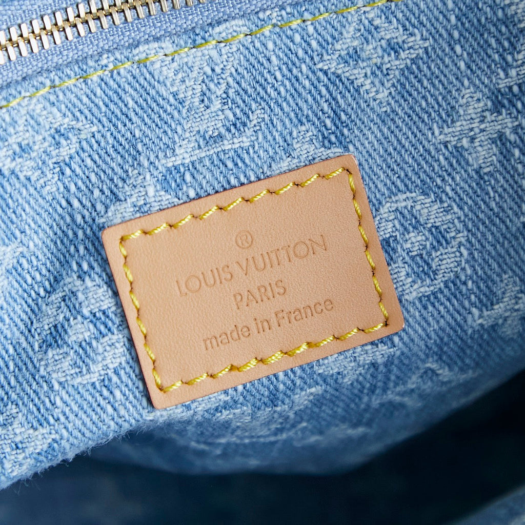 LET GO PM 28 IN HELLBLAUEM MONOGRAMM-DENIM MIT GOLDENEN HARDWARE
