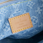 LET GO PM 28 IN HELLBLAUEM MONOGRAMM-DENIM MIT GOLDENEN HARDWARE