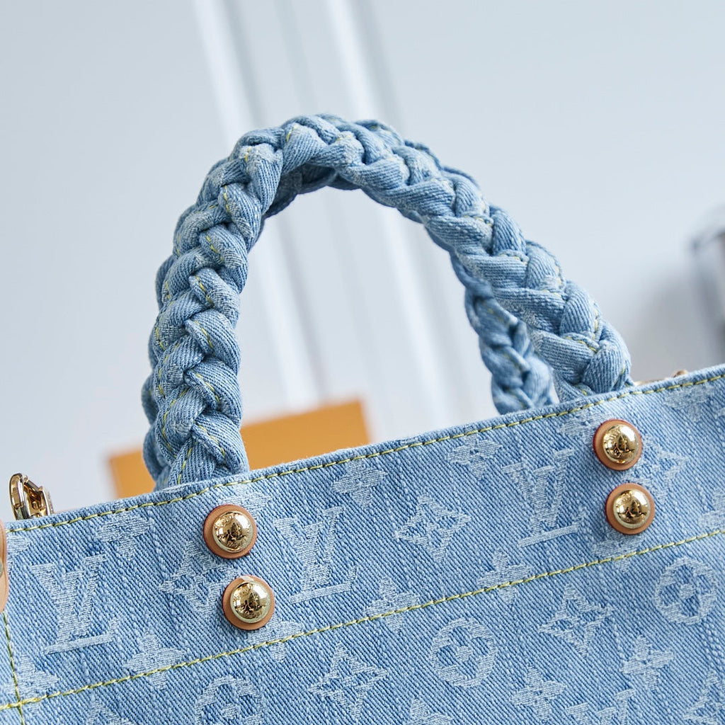 LET GO PM 28 IN HELLBLAUEM MONOGRAMM-DENIM MIT GOLDENEN HARDWARE