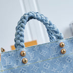 LET GO PM 28 IN HELLBLAUEM MONOGRAMM-DENIM MIT GOLDENEN HARDWARE