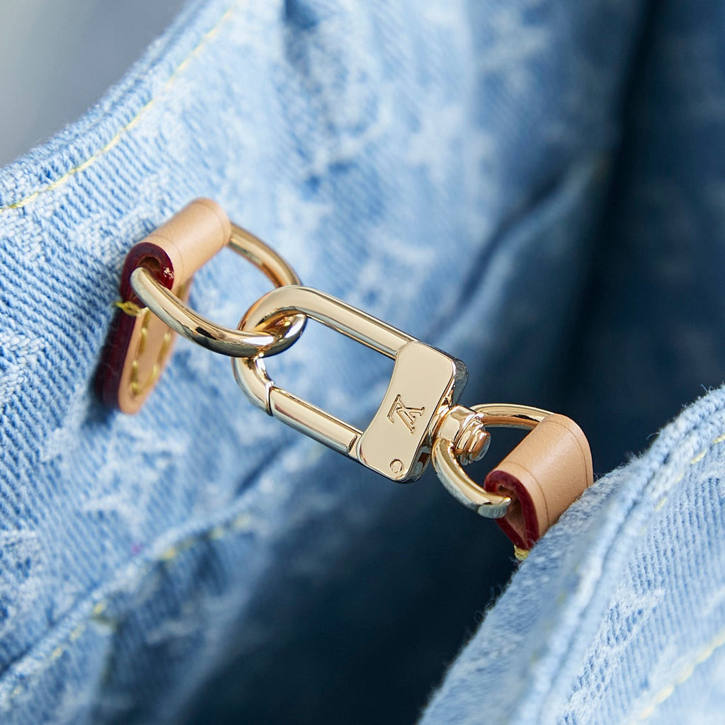 LET GO PM 28 IN HELLBLAUEM MONOGRAMM-DENIM MIT GOLDENEN HARDWARE