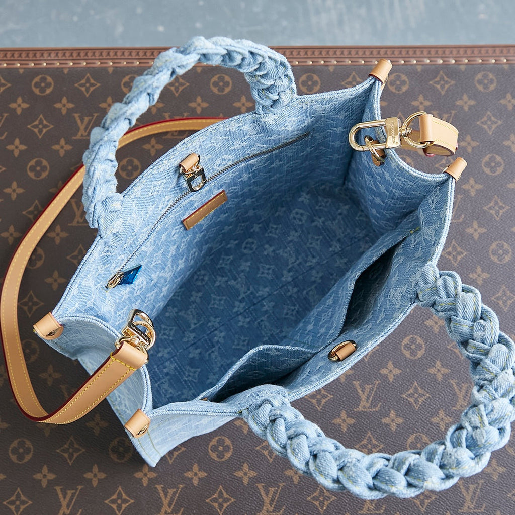 LET GO PM 28 IN HELLBLAUEM MONOGRAMM-DENIM MIT GOLDENEN HARDWARE