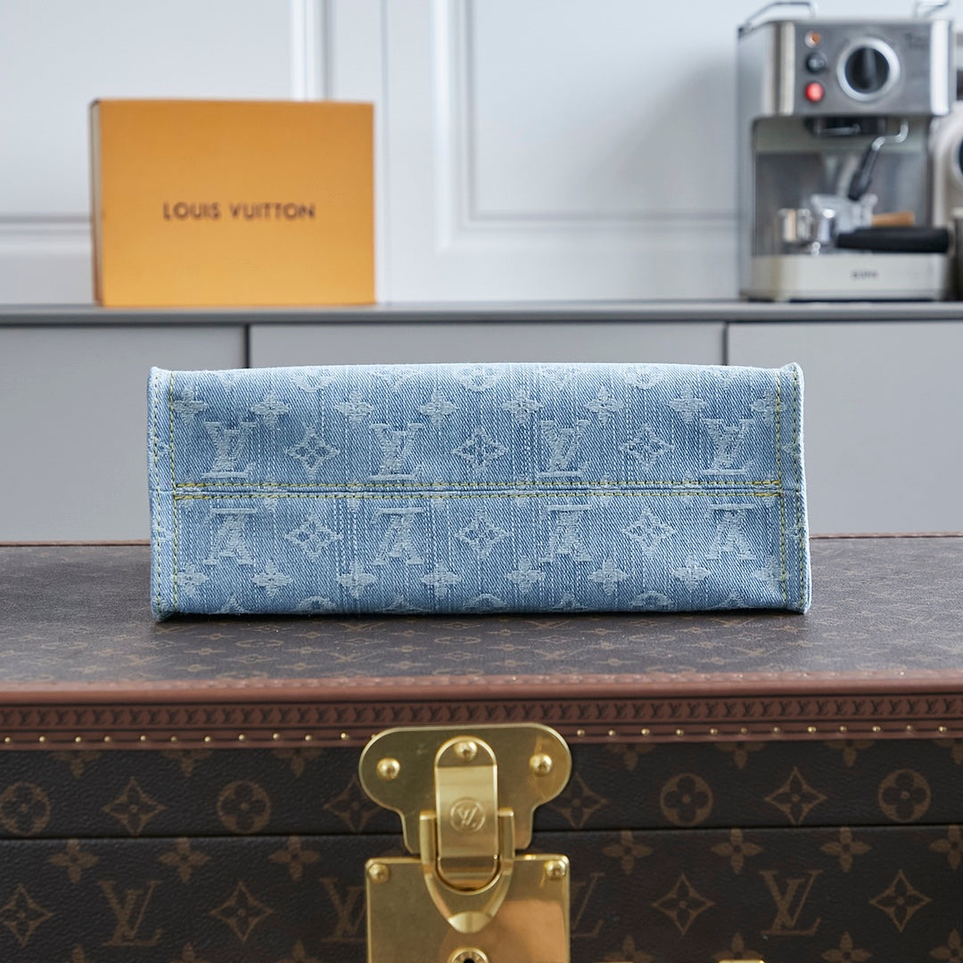 LET GO PM 28 IN HELLBLAUEM MONOGRAMM-DENIM MIT GOLDENEN HARDWARE