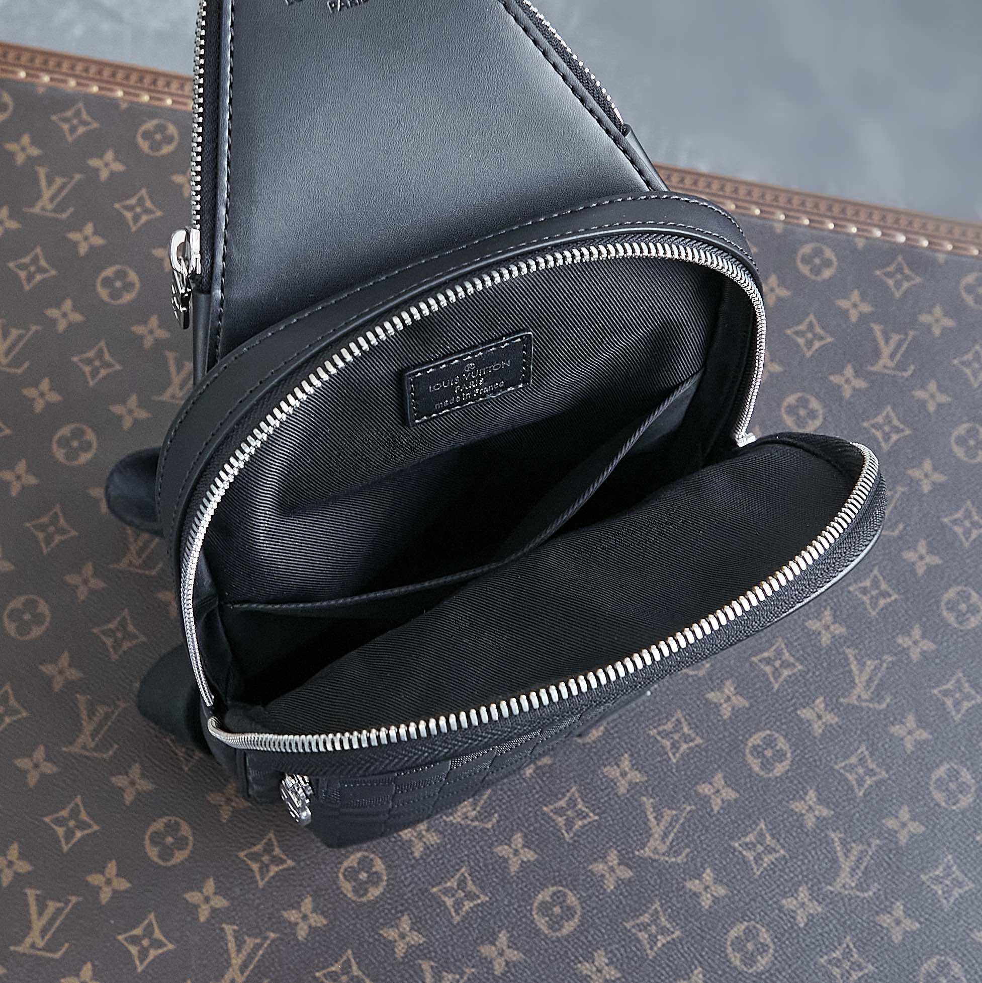 AVENUE SLINGBAG 31 IN SCHWARZEM DAMIER INFINI KALBSLEDER