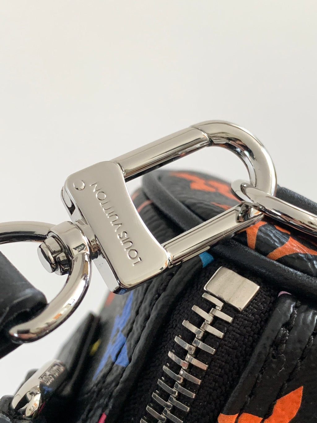 NANO SPEEDY BAG 16 IN FARBENFROHES MONOGRAMMMUSTER UND SCHWARZ BESCHICHTETES CANVAS