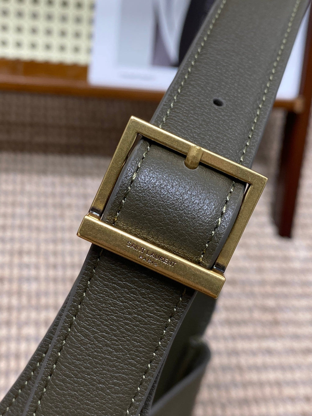 LE 5 À 7 SMALL SUPPLE 22 IN DARK GREEN CALFSKIN GOLD BUCKLE