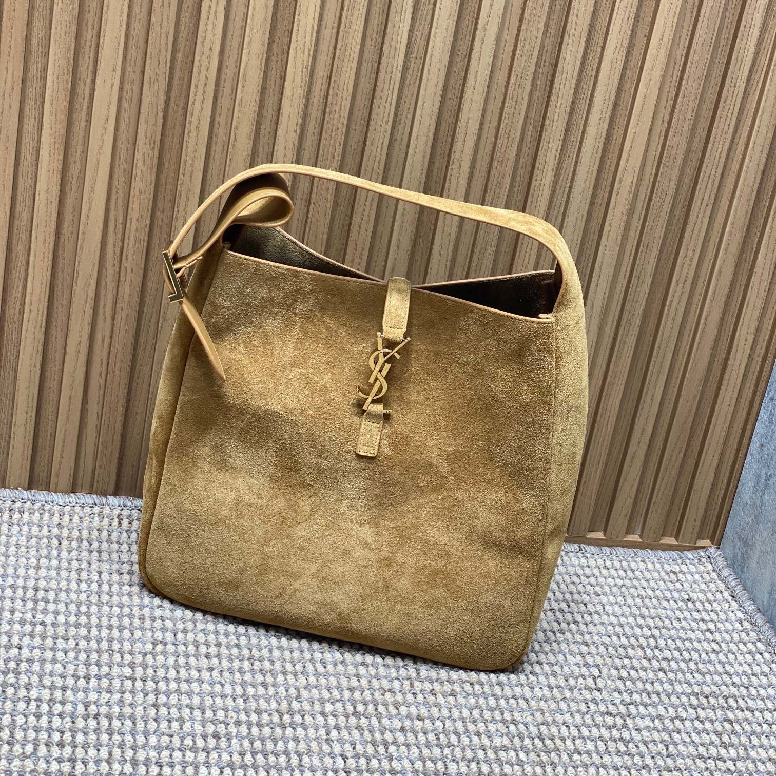 LE 5 À 7 SUPPLE BAG 31 IN PEANUT BROWN SUEDE