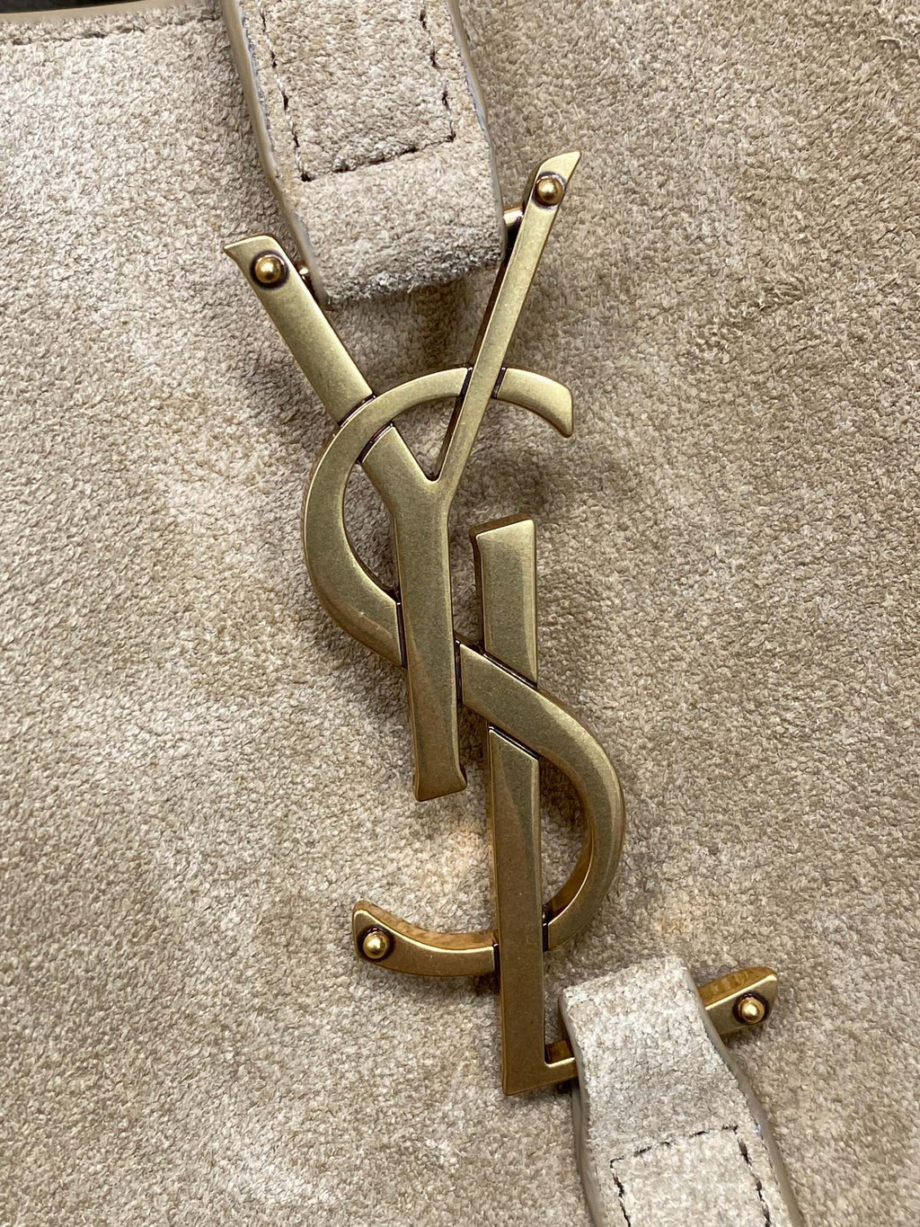 LE 5 À 7 GELEGENDE TASCHE 31 AUS KHAKIBRAUNEM WILDLEDER