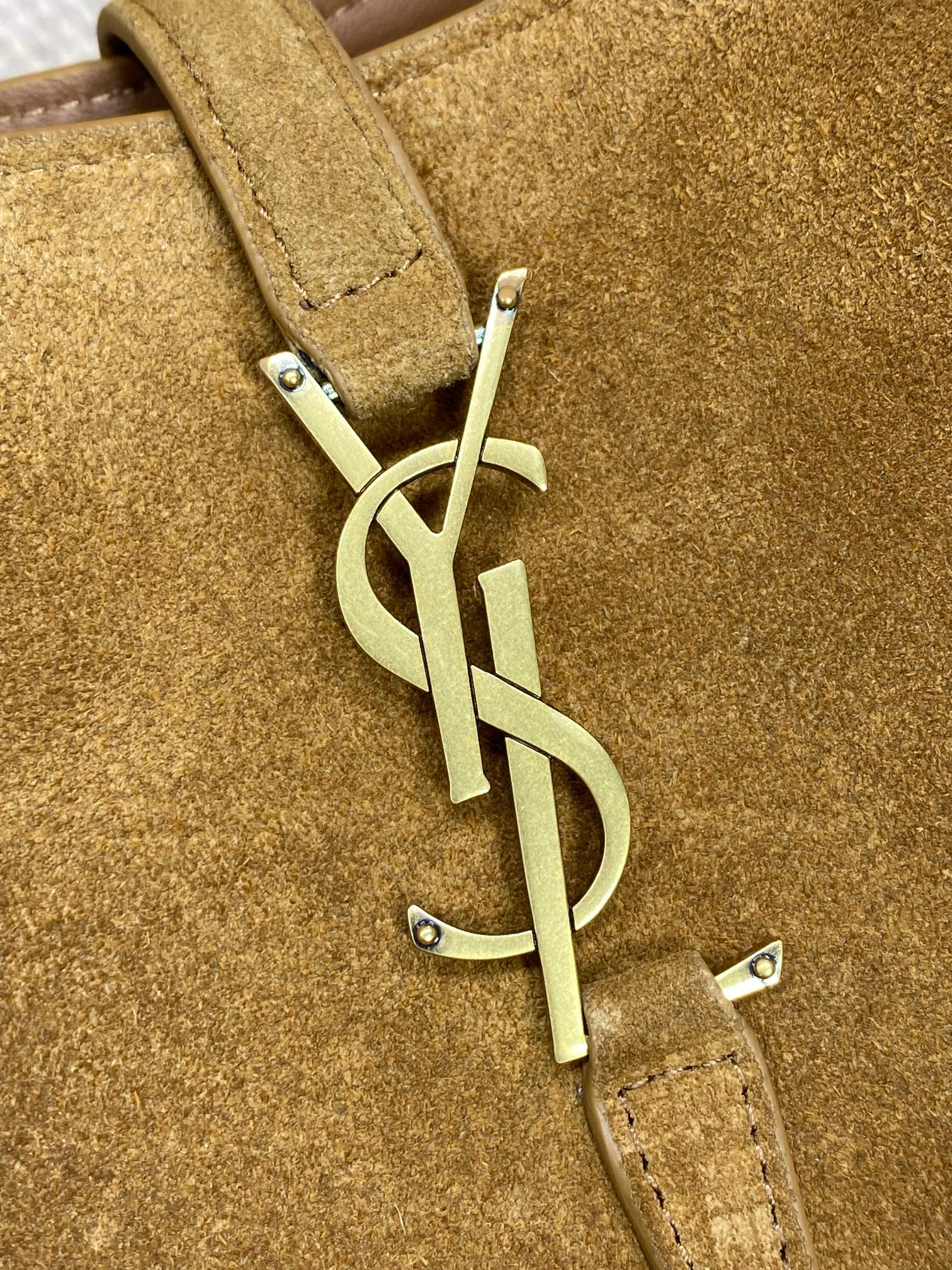 LE 37 KLEINE EIMERTASCHE 25 IN BRAUNES WILDLEDER GOLDENE BESCHLÄGE