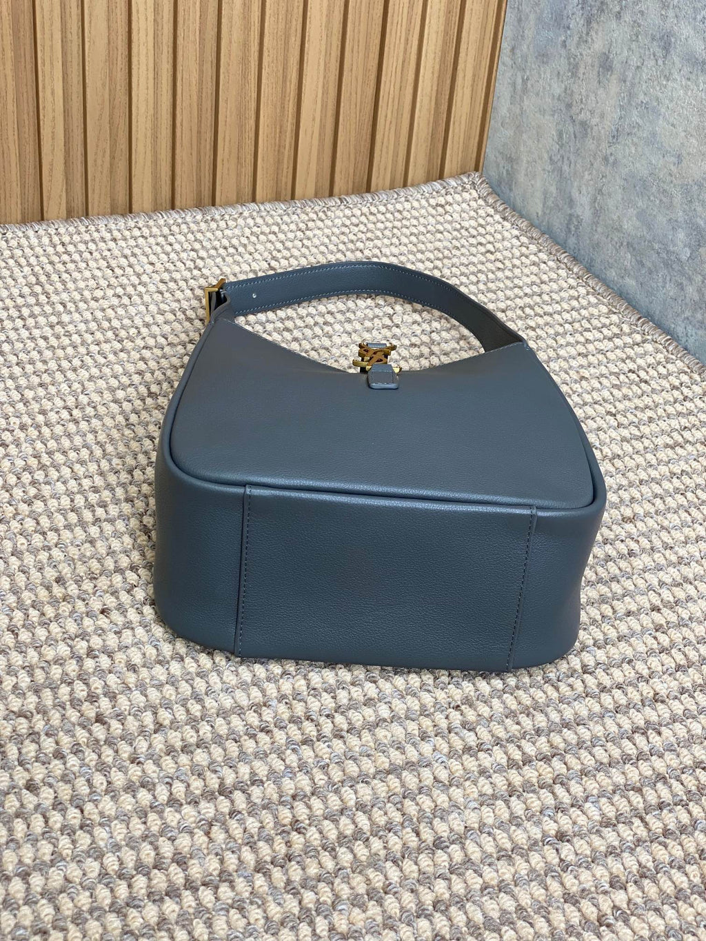 LE 5 À 7 SKLEIN GESCHMACKSRICHTUNG 22 IN NEPALBLAUEM KALBSLEDER GOLDENE SCHNALLE