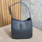 LE 5 À 7 SKLEIN GESCHMACKSRICHTUNG 22 IN NEPALBLAUEM KALBSLEDER GOLDENE SCHNALLE