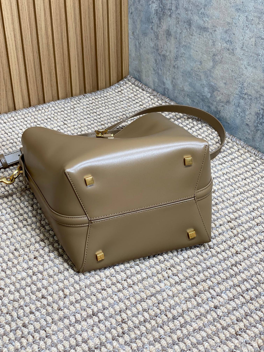 LE 37 MITTLERE EIMERTASCHE 25 IN ZEDERNBRAUN KALBSLEDER GOLDENE BESCHLÄGE