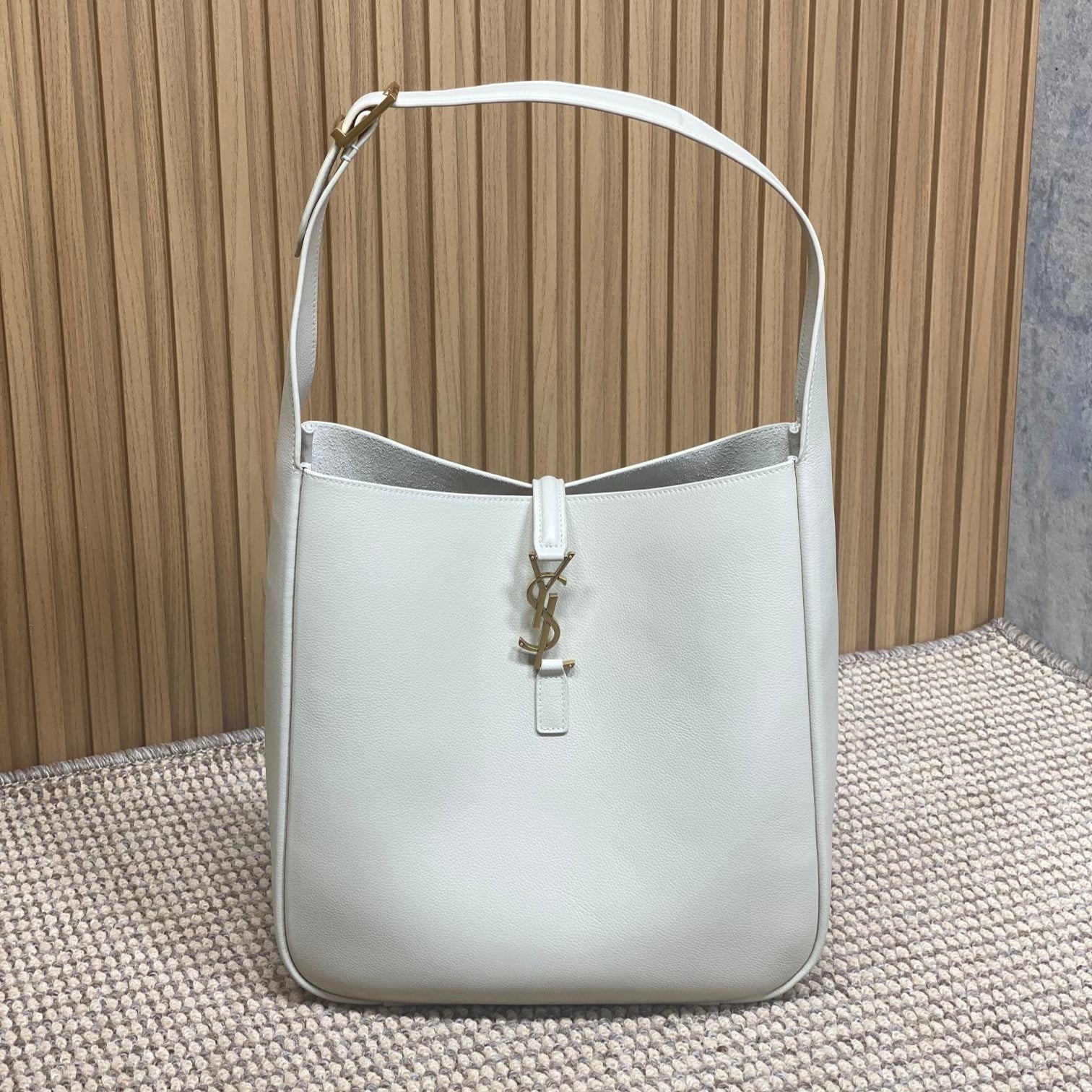 LE 5 À 7 LARGE SUPPLE BAG 31 IN WHITE CALFSKIN
