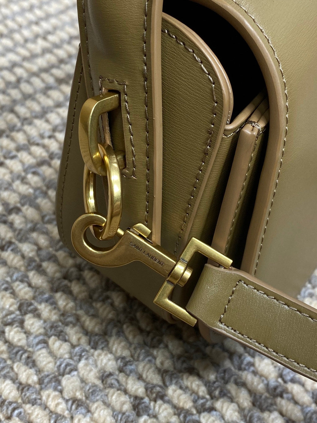 VOLTAIRE HALBMOND-SCHULTERTASCHE 61 CM ZEDERNBRAUN KALBSLEDER GOLD-METALLIC