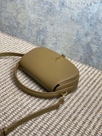 VOLTAIRE HALBMOND-SCHULTERTASCHE 61 CM ZEDERNBRAUN KALBSLEDER GOLD-METALLIC