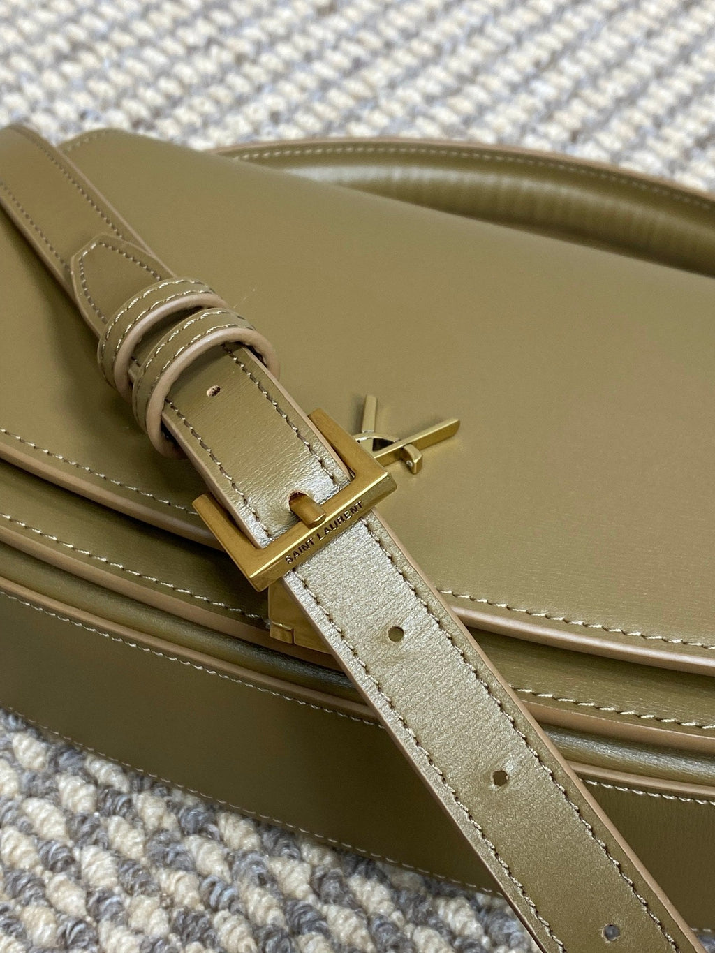 VOLTAIRE HALBMOND-SCHULTERTASCHE 61 CM ZEDERNBRAUN KALBSLEDER GOLD-METALLIC