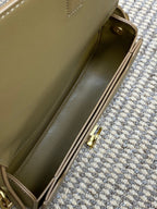 VOLTAIRE HALBMOND-SCHULTERTASCHE 61 CM ZEDERNBRAUN KALBSLEDER GOLD-METALLIC