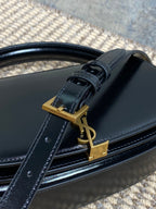 VOLTAIRE HALBMOND-SCHULTERTASCHE 24 IN SCHWARZES KALBSLEDER GOLD-METALLIC