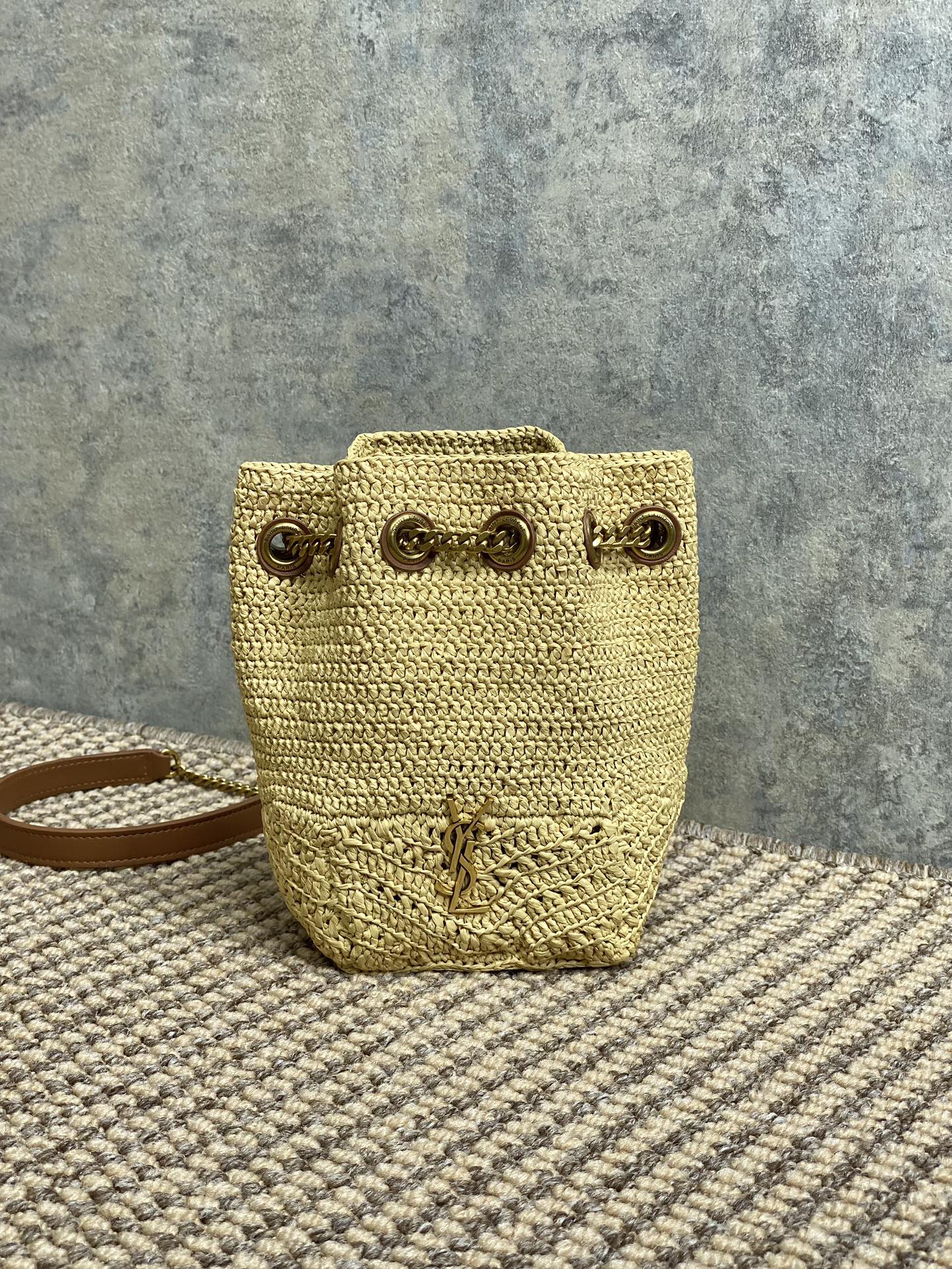 DRAWSTRING BUCKET BAG 19 IN BEIGE WOVEN RAFFIA AND CALFSKIN