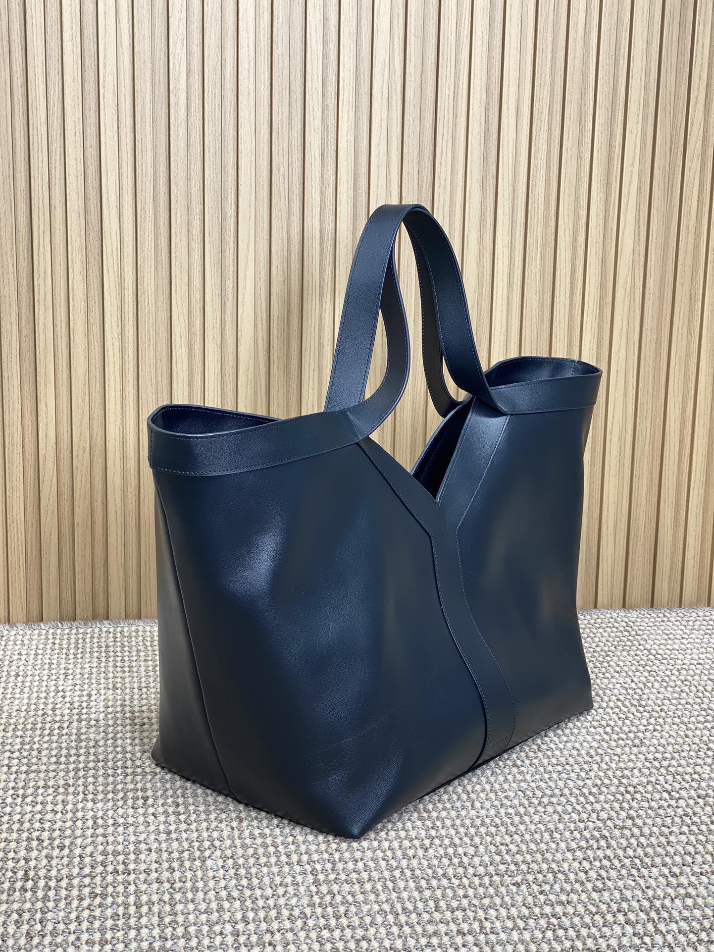 Y TOTE BAG 39 IN BLACK CALFSKIN