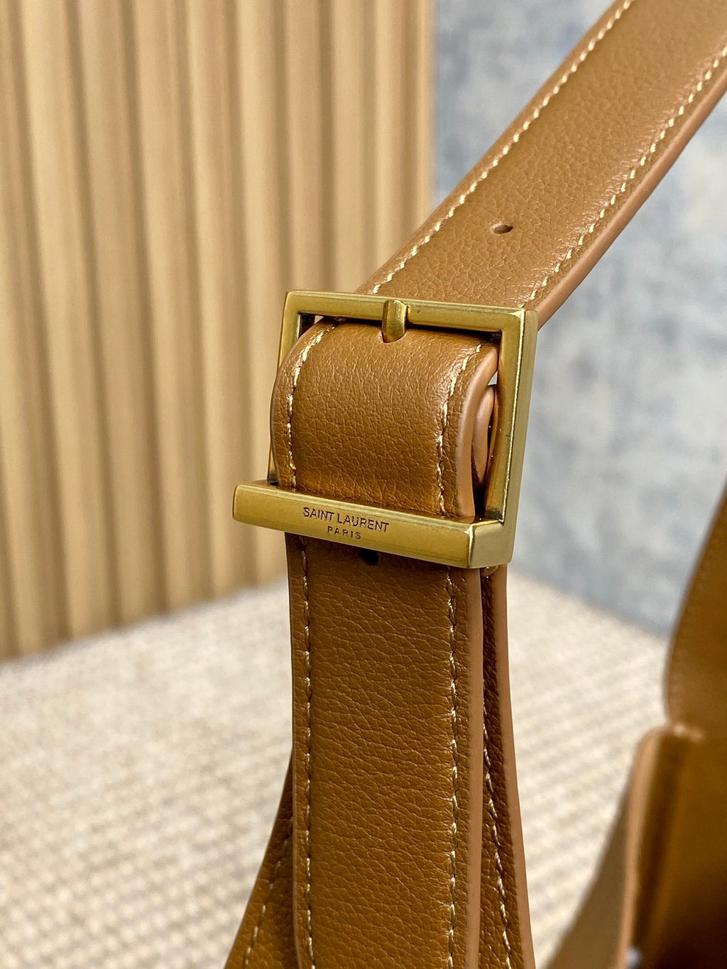 LE 5 À 7 SMALL SUPPLE 22 IN TORTILLA BROWN CALFSKIN GOLD BUCKLE