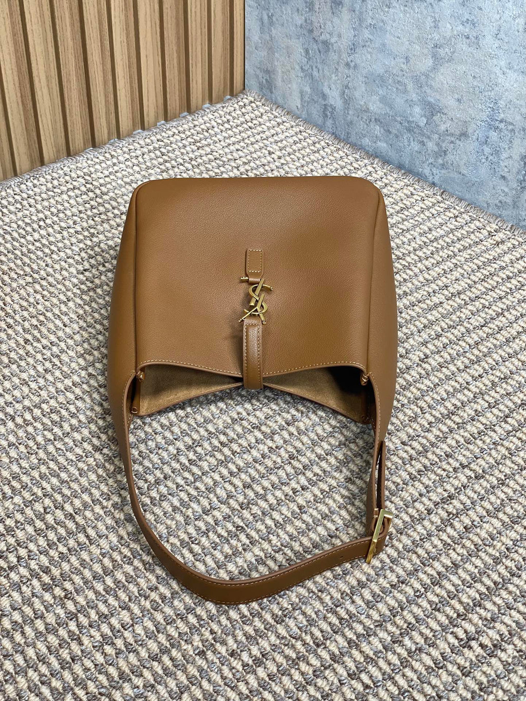 LE 5 À 7 SMALL SUPPLE 22 IN TORTILLA BROWN CALFSKIN GOLD BUCKLE