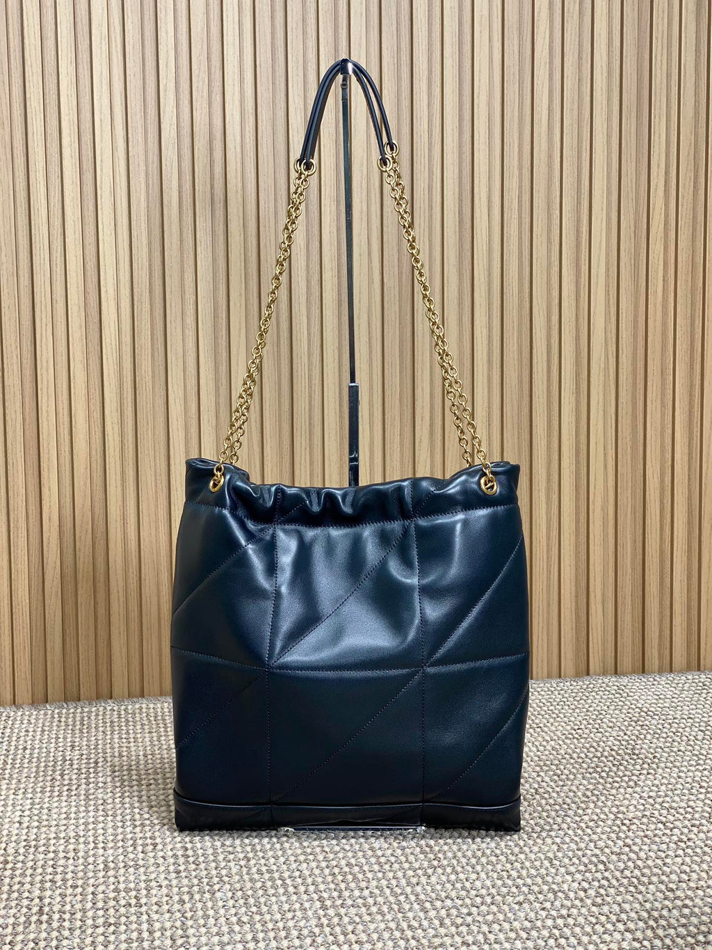 DRAWSTRING CHAIN STRAP SHOULDER BAG 39 IN NAVY BLUE QUILTED CALFSKIN