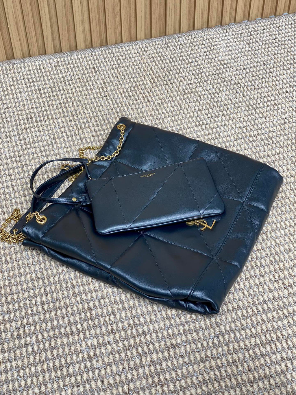 DRAWSTRING CHAIN STRAP SHOULDER BAG 39 IN NAVY BLUE QUILTED CALFSKIN