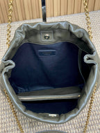 Schultertasche mit Kordelzug und Kettenriemen, 39 Zoll, dunkelgrün, gestepptes Kalbsleder