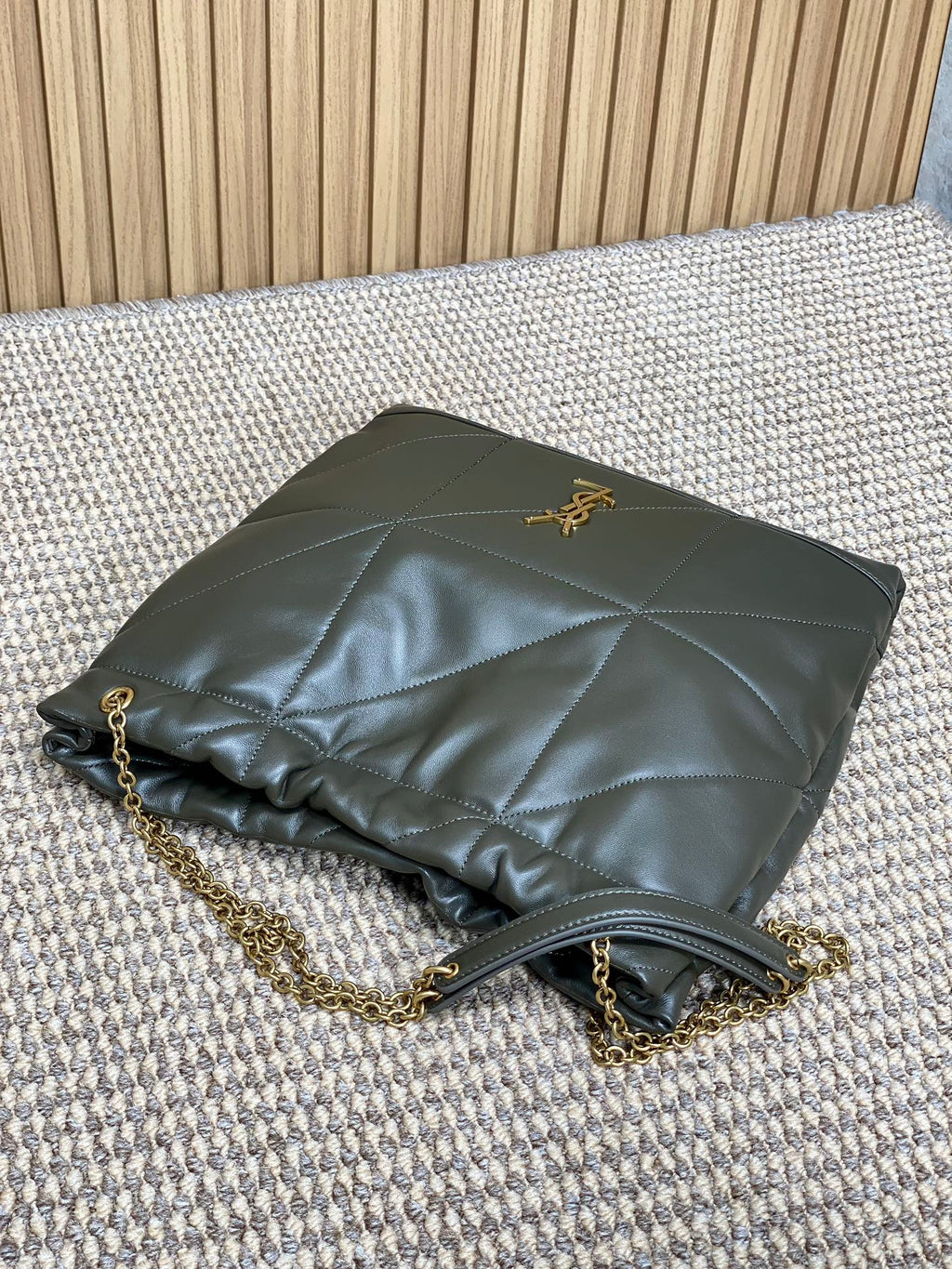 Schultertasche mit Kordelzug und Kettenriemen, 39 Zoll, dunkelgrün, gestepptes Kalbsleder