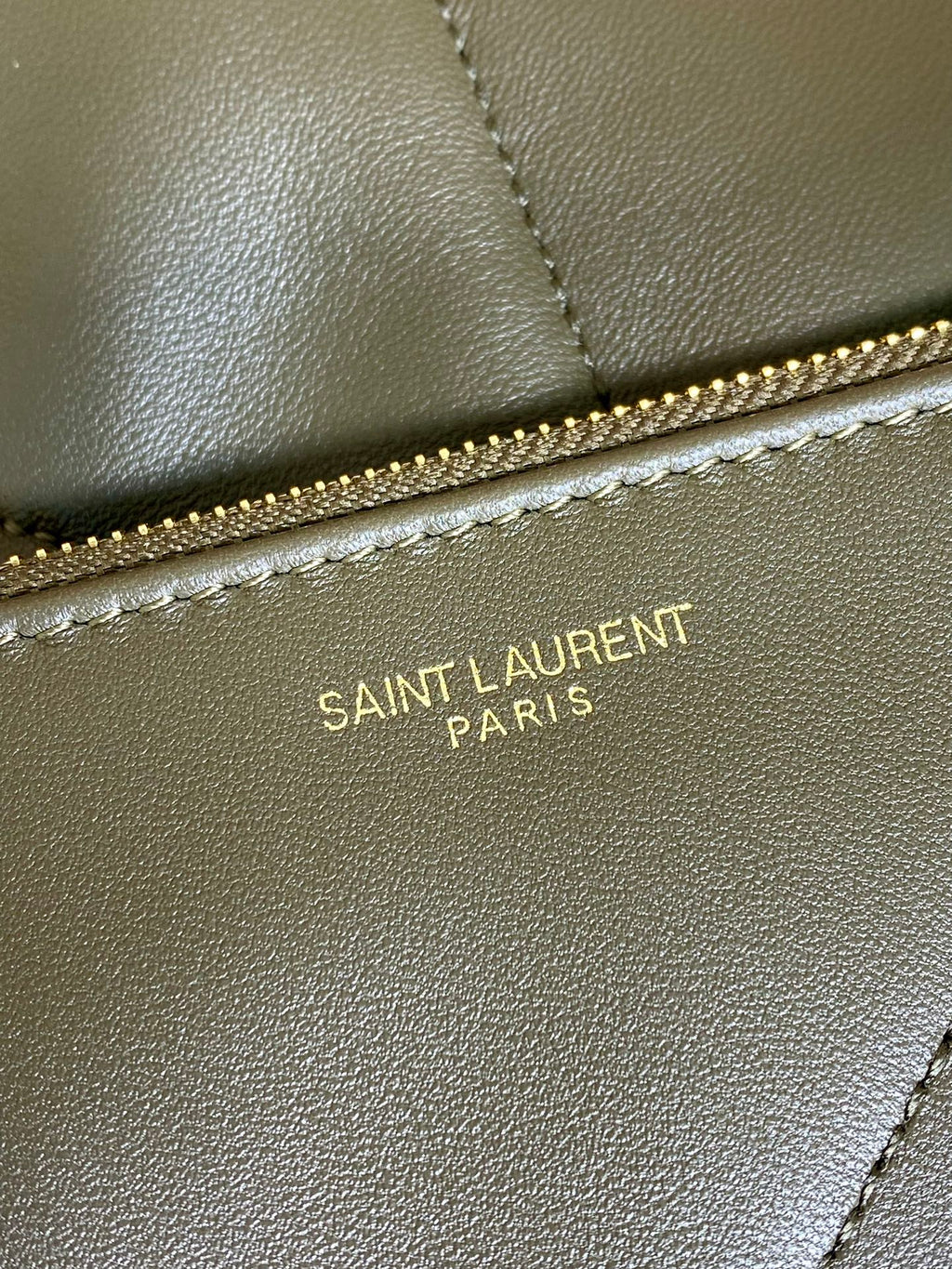 Schultertasche mit Kordelzug und Kettenriemen, 39 Zoll, dunkelgrün, gestepptes Kalbsleder