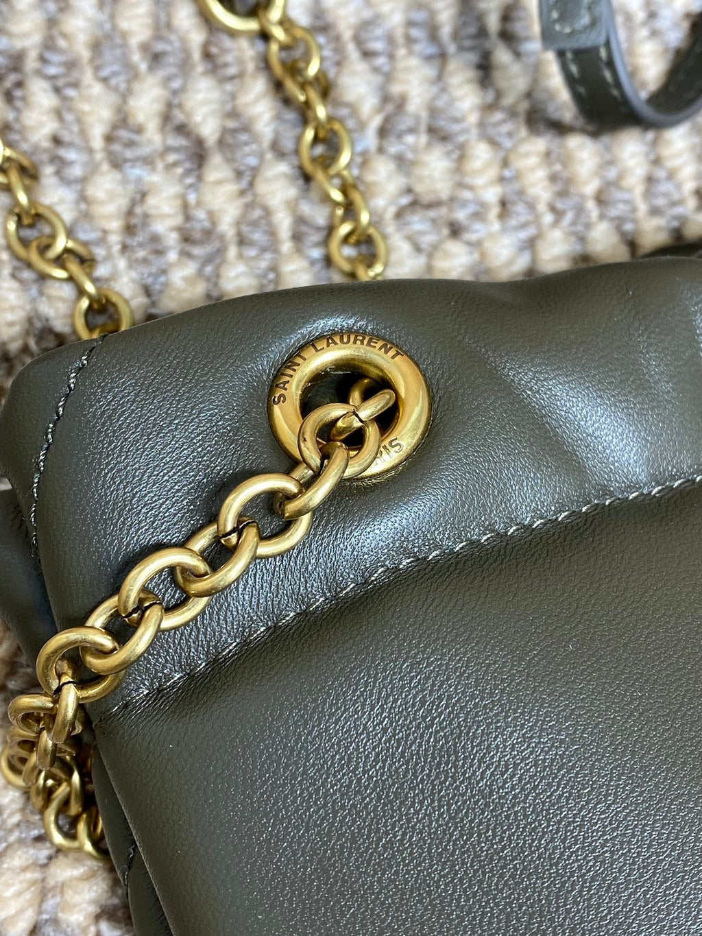 Schultertasche mit Kordelzug und Kettenriemen, 39 Zoll, dunkelgrün, gestepptes Kalbsleder